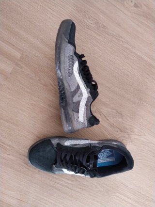 Zapatillas Vans Negras y Grises.