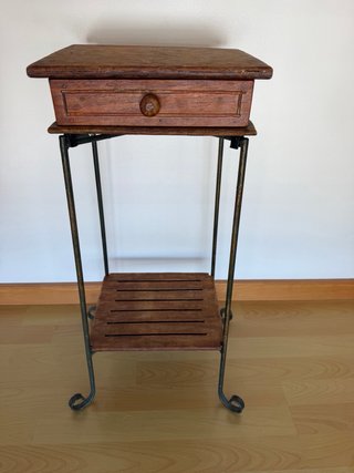 Mesa auxiliar o telefonera de estilo rústico/colon