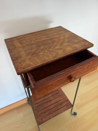 Mesa auxiliar o telefonera de estilo rústico/colon