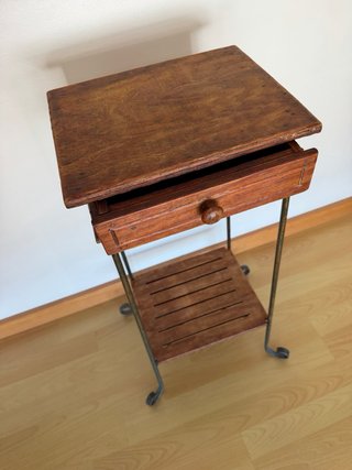 Mesa auxiliar o telefonera de estilo rústico/colon
