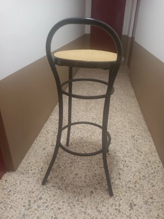 Sgabello da cucina in metallo e rattan