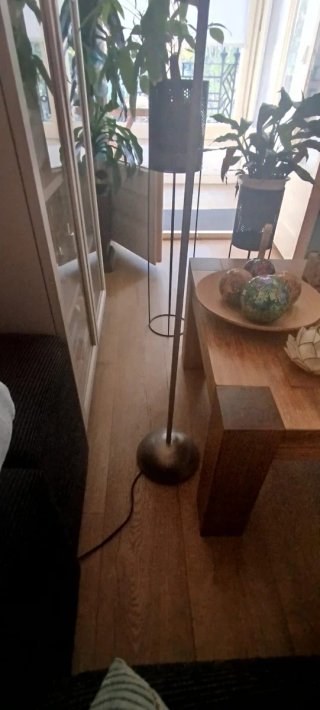 Solo ritiro. Lampada da terra in rattan e metallo