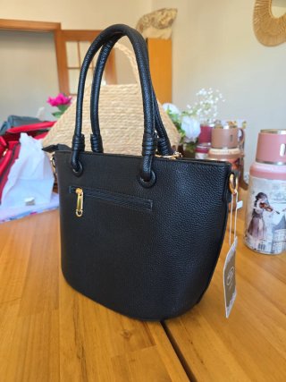 Bolso negro con llavero de perro y chocolate