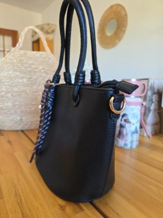 Bolso negro con llavero de perro y chocolate