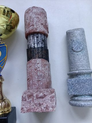 Lote Trofeos Deportivos y Columnas Decorativas.