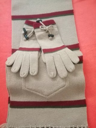 Conjunto bufanda y guantes de punto.