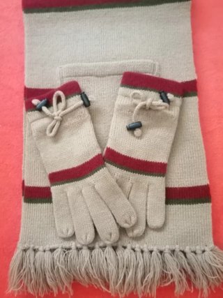 Conjunto bufanda y guantes de punto.