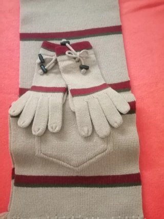 Conjunto bufanda y guantes de punto.