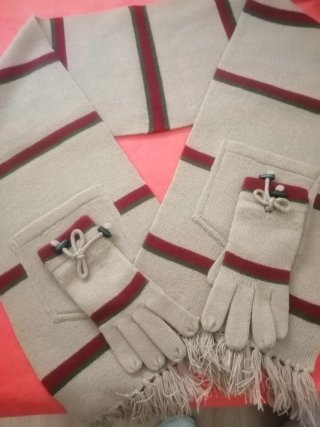 Conjunto bufanda y guantes de punto.