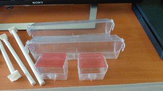 Comederos para pájaros transparentes y rojos