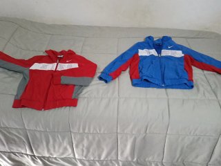Chaqueta Nike Roja y gris, y chaqueta azul y roja.