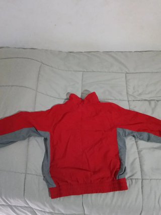 Chaqueta Nike Roja y gris, y chaqueta azul y roja.