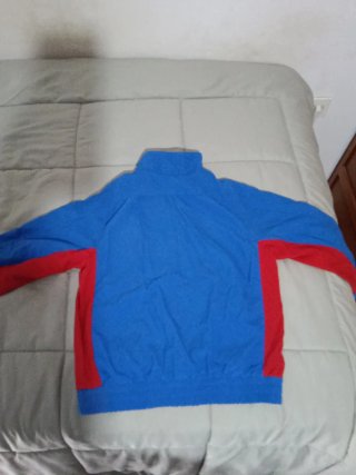 Chaqueta Nike Roja y gris, y chaqueta azul y roja.