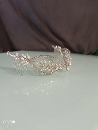 Tiara Cerpa Eventos Plata y Blanco