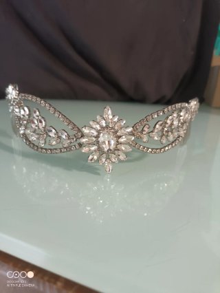 Tiara Cerpa Eventos Plata y Blanco
