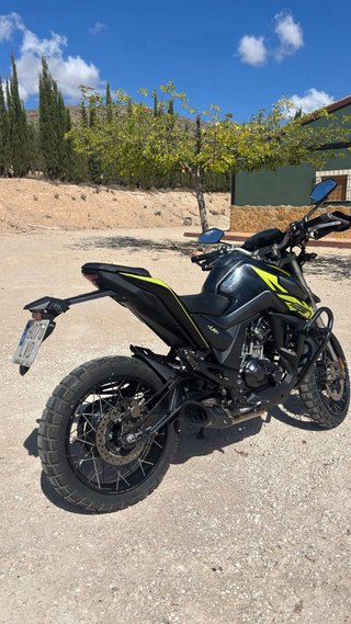 Zontes ZT125 Adventure Negra y Amarilla