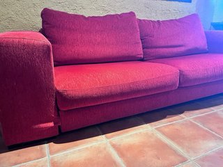 Sofá de tela rosa/rojo