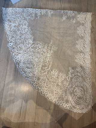 Mantilla de encaje blanco