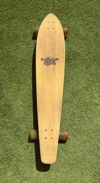 Longboard de madera de bambú.