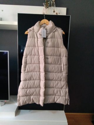 CHALECO ACOLCHADO BEIGE NUEVO CON ETIQUETA