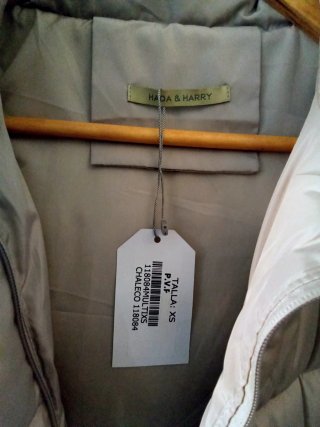 CHALECO ACOLCHADO BEIGE NUEVO CON ETIQUETA