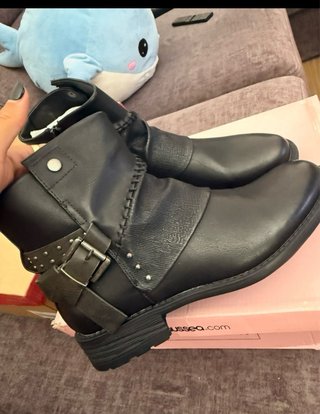 Botines negros moteros hebilla y tachuelas