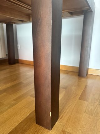 Mesa de comedor de madera oscura