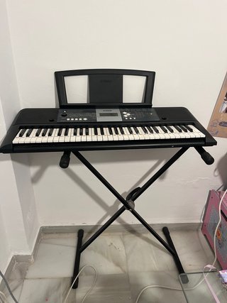 Teclado Yamaha con soporte y atril