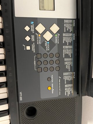Teclado Yamaha con soporte y atril