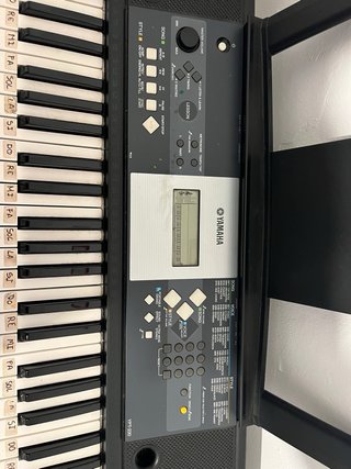 Teclado Yamaha con soporte y atril