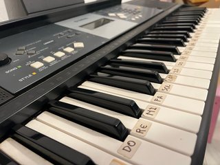 Teclado Yamaha con soporte y atril