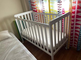 Cuna blanca ajustable con colchón y funda