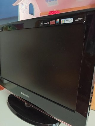 Televisión Samsung Negra 56cm x 36cm