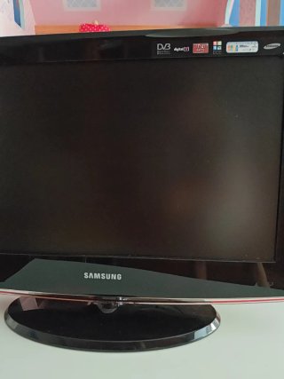 Televisión Samsung Negra 56cm x 36cm