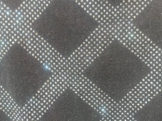 Falda negra con brillos y pelo