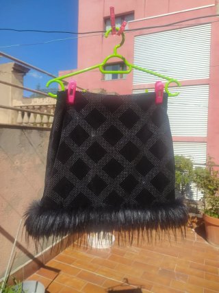 Falda negra con brillos y pelo