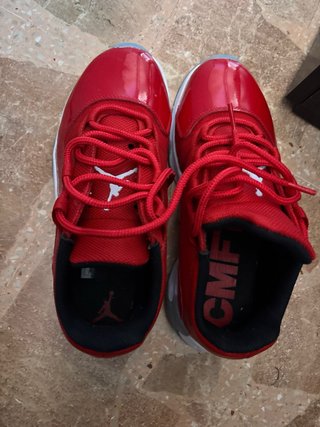 Zapatos Jordan Rojos y Blancos