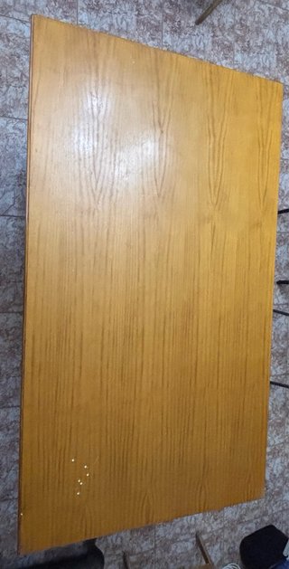 Mesa de madera con ruedas