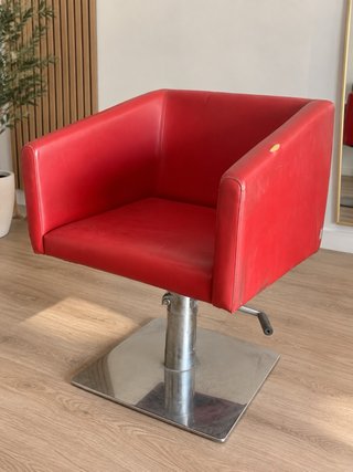 Silla de peluquería roja y plateada