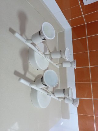 Focos de techo blanco roto