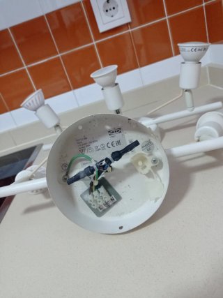 Focos de techo blanco roto
