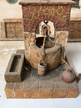 Pozo artesanal tallado en madera