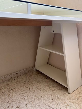 Escritorio blanco IKEA madera cristal modelo VIKA