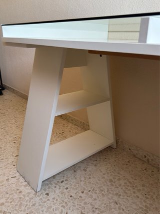 Escritorio blanco IKEA madera cristal modelo VIKA