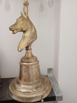 Lámpara de pie antigua con caballo