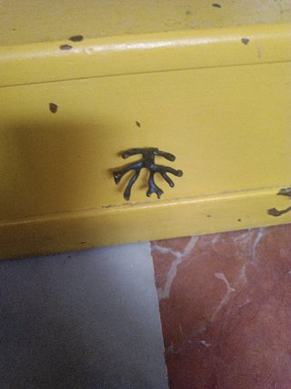 Mueble aparador vintage amarillo para restaurar
