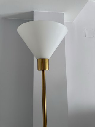 Lámpara de pie IKEA Flugbo dorada y blanca