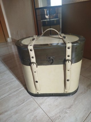 Dos baúles polipiel beige y verde