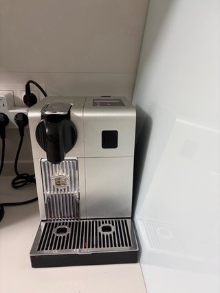 Cafetera Nespresso vaporizador y deposito leche