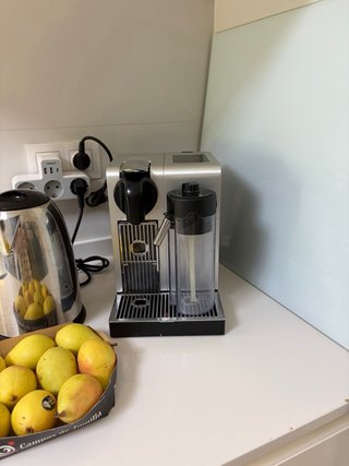 Cafetera Nespresso vaporizador y deposito leche